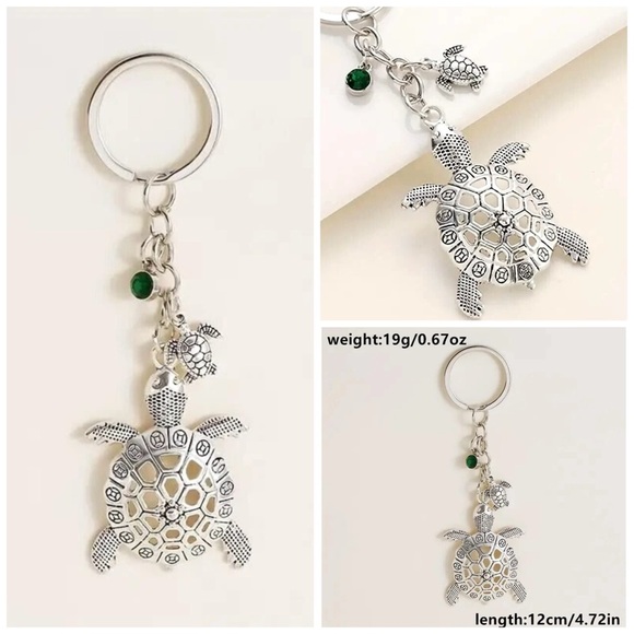 Michael Kors. 5 Piece. Saige Reversible Tote & Pouch & Dust Bag, Scarf & Charm. - Picture 15 of 16